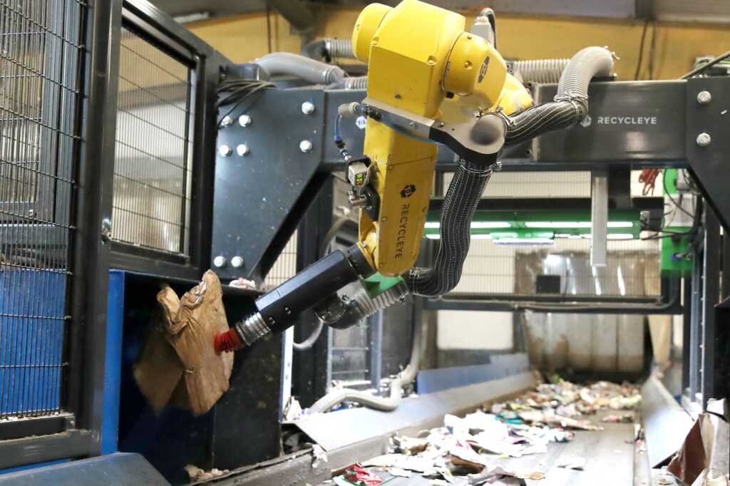 Recycleye Robotics sammelt Karten bei Bryson Recycling