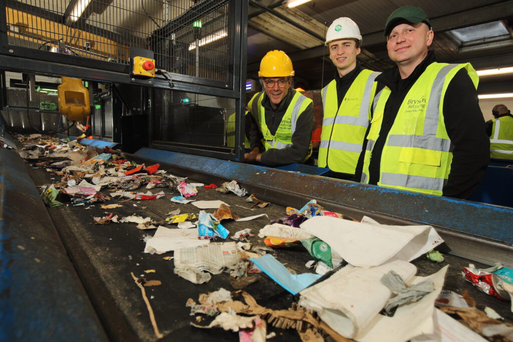 La prima installazione robotica di recycleye nell'impianto di riciclaggio di bryson a mallusk