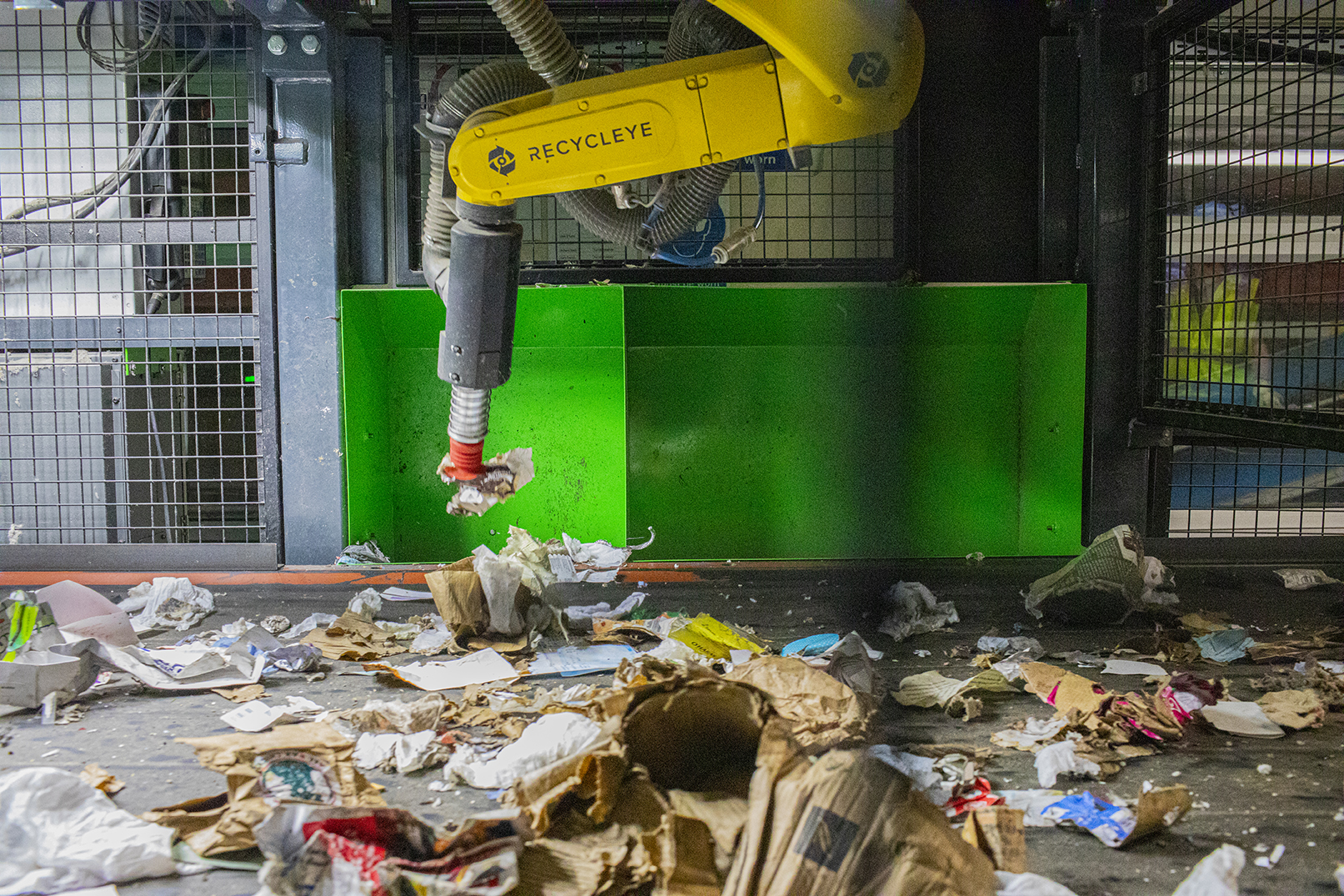 Recycleye Robot picking fibre